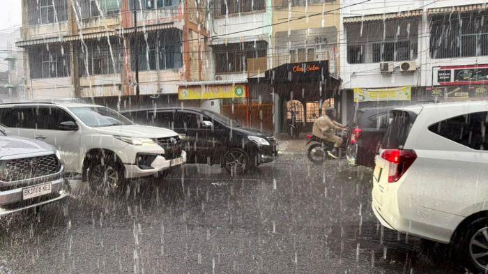 HUJAN LEBAT- Kondisi Kota Medan saat dilanda hujan lebat pada Sabtu, 25 Juli 2026 kemarin. Jalanan basah dan digenangi air ketika hujan lebat terjadi.(TRIBUN MEDAN/ARRAY A ARGUS)