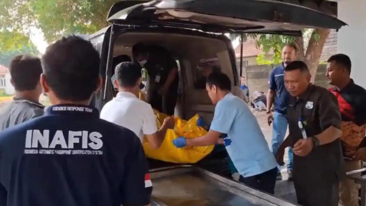 SATPAM TEWAS TERBORGOL - Jenazah satpam PJT II berada di RSUD Bayu Asih Purwakarta sebelum diberangkatkan untuk menjalani autopsi. Hingga kini, polisi masih menyelidiki penyebab kematian korban dengan memeriksa 12 saksi dan rekaman CCTV.