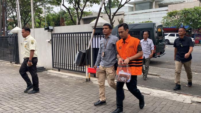 MENUNDUK - Bupati nonaktif Syamsul Aulya Rachman berjalan menunduk saat memasuki Gedung Tipikor Semarang, Jumat (31/7/2026). Kedatangan Syamsul untuk mengikuti sidang dengan agenda pembacaan dakwaan. 