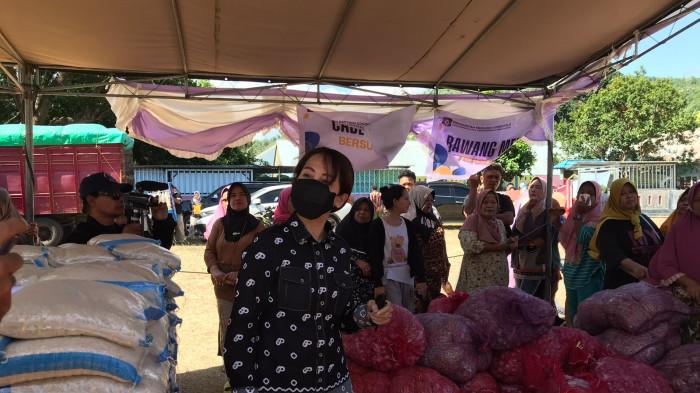 Anggota DPRD Gorontalo Yeyen Sidiki hadir di Pasar Murah Bersubsidi fffff
