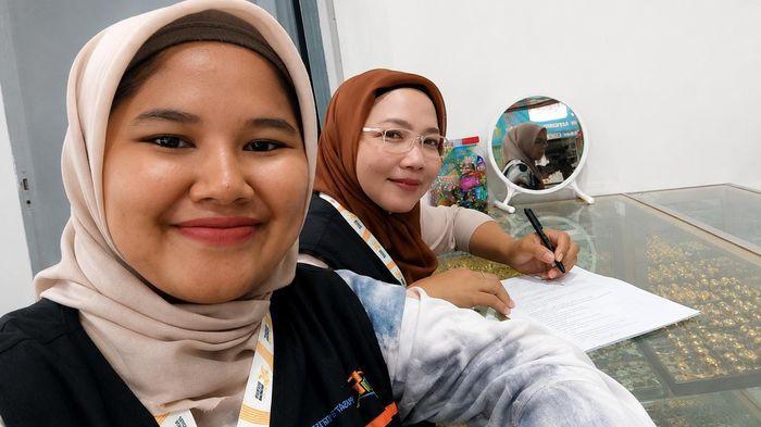 KISAH PETUGAS SENSUS - Eva Putri Anton dan rekannya sesama petugas Sensus Ekonomi 2026 Badan Pusat Statistik Kabupaten Ciamis saat melakukan pendataan, hampir setiap hari ia menyusuri gang-gang rumah warga di Kelurahan Ciamis juga tempat usaha di Pasar Manis Ciamis. (Foto: Dok. Eva Putri)