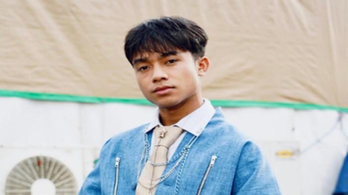 TAK AMBIL PUSING -- Di tengah isu petisi pemboikotan netizen terhadap Sarwendah, Betrand Peto (Onyo) memilih mengabaikan media sosial dan fokus menggarap lagu baru.