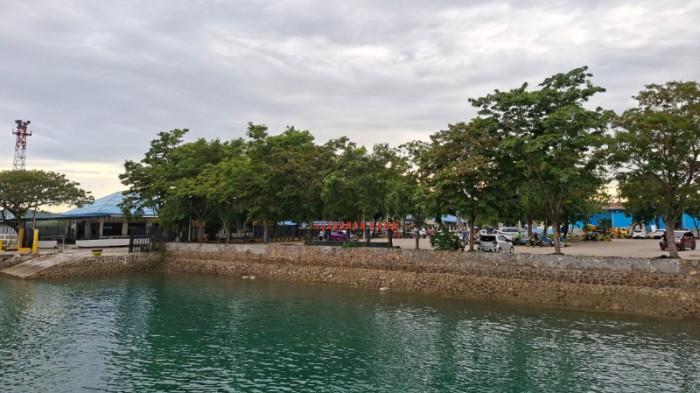 PELABUHAN RAHA MUNA - Suasana Pelabuhan Nusantara Raha, Jl By Pass Raha, Kabupaten Muna, Provinsi Sulawesi Tenggara (Sultra), belum lama ini. Prakiraan cuaca Badan Meterologi, Klimatologi, dan Geofisika (BMKG), wilayah kabupaten ini diprediksi cerah.(Dok TribunnewsSultra.com)