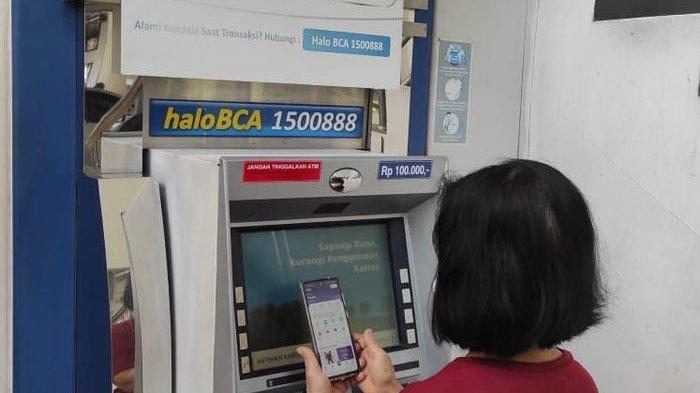 Pengguna OVO melakukan transasi tarik tunai saldo OVO cash di ATM BCA