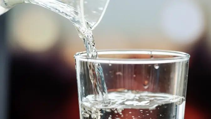 Minuman yang Menggunakan Air dari Tangki Pesawat. (Gambar: rawpixel.com/Magnific)