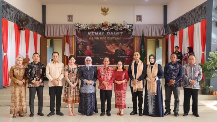 KENAL PAMIT - Pemerintah Kabupaten Sintang menggelar kegiatan Kenal Pamit Kapolres Sintang bersama jajaran Forum Koordinasi Pimpinan Daerah Kabupaten Sintang, Jumat 31 Juli 2026. Ini momen perpisahan sekaligus penyambutan, seiring dengan pergantian pucuk pimpinan di Polres Sintang. AKBP Sanny Handityo, S.I.K., M.H., yang telah menjabat sebagai Kapolres Sintang selama kurang lebih 1 tahun 8 hari, secara resmi menyerahkan tongkat estafet kepemimpinan kepada AKBP Budi Hartono Sutrisno, SH, SIK, MSi.