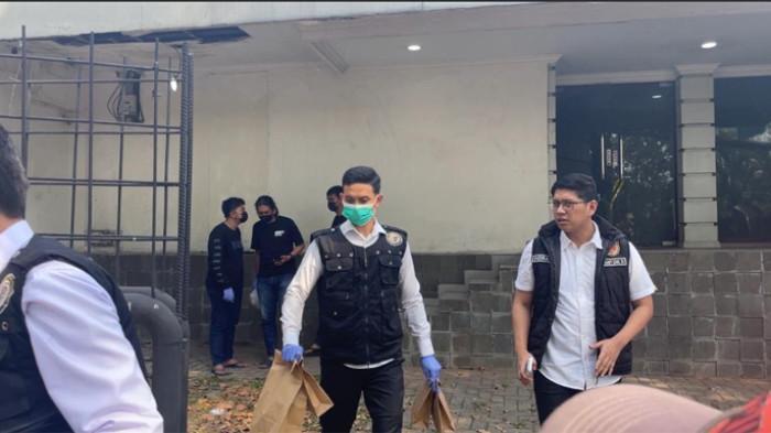 OLAH TKP - Polisi membawa empat paperbag usai menggelar olah TKP di Klinik Mordent, Kebayoran Baru, Jakarta Selatan tempat ditemukannya seorang pria tewas bernama Sutrimo untuk diuji di Pusat Laboratorium Forensik (Puslabfor) Polri, Senin (27/7/2026). Tetangga Sutrimo di Banyumas, mengatakan almarhum sudah lama bekerja di Jakarta untuk menjaga rumah bos pejabat kejaksaan diduga Febrie Adriansyah.