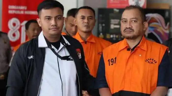 DIPERAS - Bupati Pemalang Anom Widiyantoro yang terlibat kasus pemerasan terhadapo bawahan dan pihak swasta. Bupati Pemalang juga diperas staf KPK dan ayahnya.