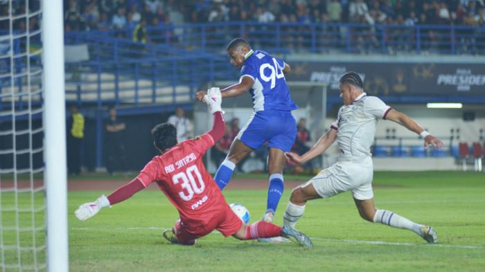 BERDUEL - Aksi penyerang Persib Bandung, Uilliam Barros saat melawan Arema FC pada laga perdana Grup A Piala Presiden di Stadion Si Jalak Harupat, Sabtu (25/7/2026) malam WIB. Gol tunggal Uilliam Barros bawa Persib menang tipis 1-0.