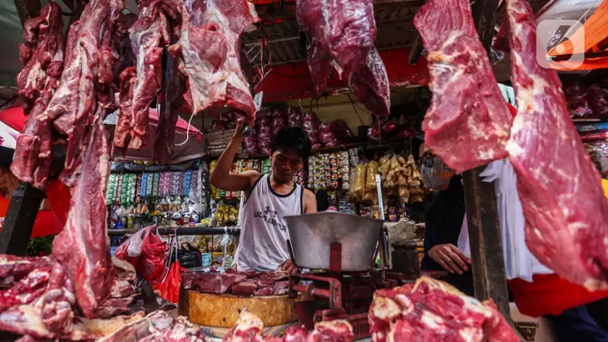 Aktivitas pedagang daging sapi di Pasar Kebayoran Lama, Jakarta saat melayani pembeli. (Liputan6.com/Angga Yuniar)