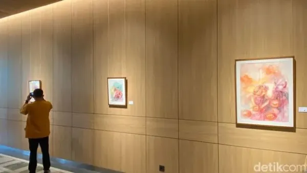 Pamera seni bertajuk 'Melahirkan Teman' karya Agrisss di Artotel Living World Grand Wisata Bekasi