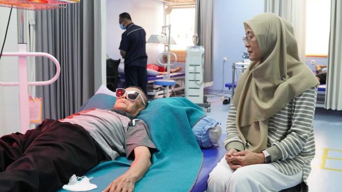 PENANGANAN STROKE – Peserta Program JKN menjalani pemeriksaan dan perawatan medis setelah mengalami stroke. Kehadiran JKN membantu pasien memperoleh layanan kesehatan secara cepat dan berkesinambungan.