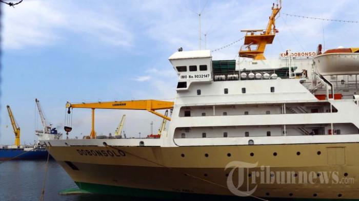 KAPAL PELNI - Sebuah kapal bersandar di Pelabuhan Tanjung Priok, Jakarta Utara, Senin (29/7/2013).