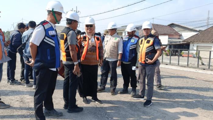 Pj Sekda Kota Kediri Endang Kartika Sari tinjau proyek tol akses Bandara Dhoho, Jumat (31/7/2026).
