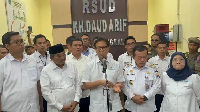 DOKTER INTERNSHIP DITARIK- Potret Menteri Kesehatan, Budi Gunadi Sadikin, akan mereview proses internship di Rumah Sakit Umum Daerah (RSUD) KH Daud Arif Kuala Tungkal, Kabupaten Muaro Jambi. Praktik kedokteran internship di RSUD KH Daud Arif Kuala Tungkal kini dihentikan total buntut dari kasus meninggalnya dr. Myta Aprilia Azmy