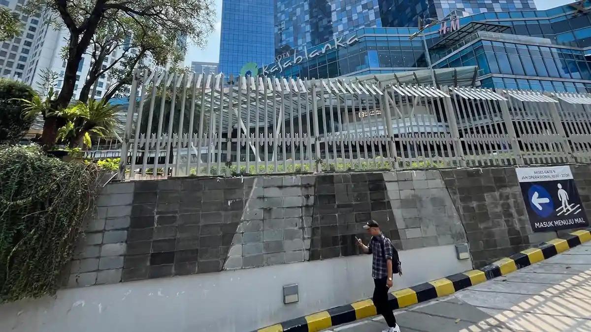 DIPASANGI PAGAR TINGGI - Viral di media sosial Mal Kota Kasablanka (Kokas) di Jalan Raya Casablanca, Menteng Dalam, Tebet, Jakarta Selatan, dipasangi pagar tinggi.
