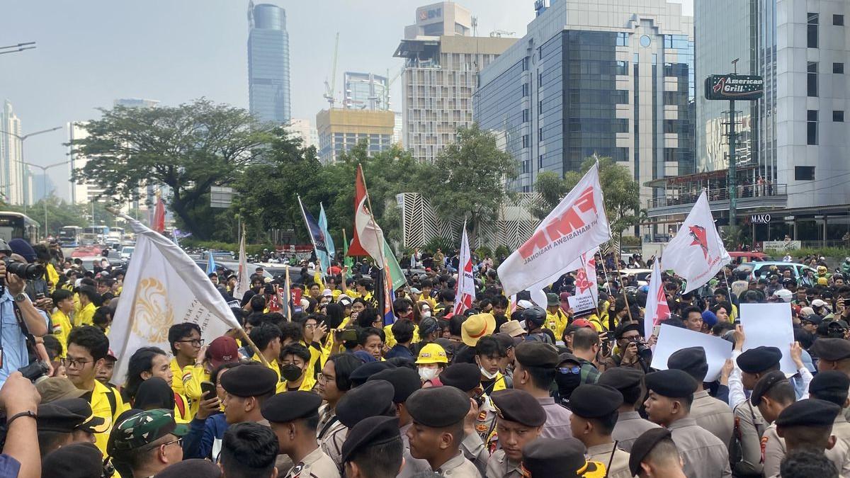 DEMO - Mahasiswa berhadapan dengan polisi di Jalan Jenderal Sudirman, minta dibukakan jalan ke Bundaran HI, Jumat (12/6/2026).
