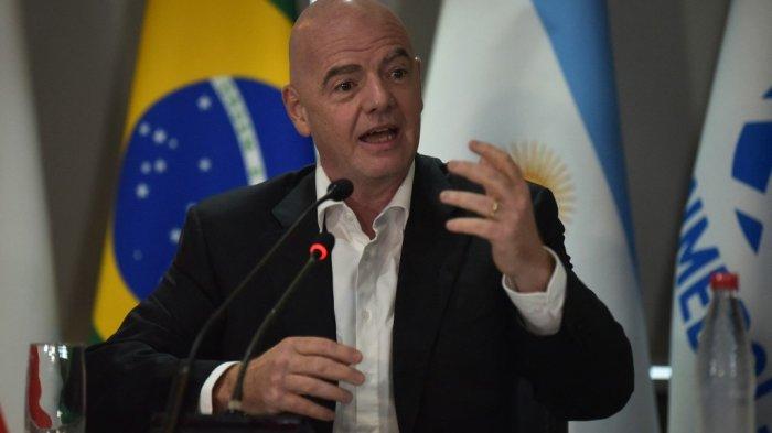 Presiden FIFA Gianni Infantino (kiri) berbicara di samping presiden Conmebol, Paraguay Alejandro Dominguez (di luar bingkai), selama konferensi pers di markas Conmebol di Luque, Paraguay, pada 30 Maret 2023.
