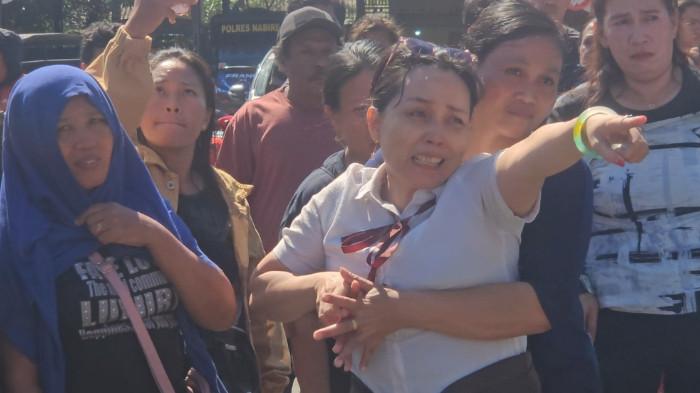 PEMBUNUHAN - Tampak ibunda CKC, Ria Tandi bersama keluarga besar saat menuntut keadilan atas kematian anaknya di Polres Nabire, Jalan Jenderal Sudirman, Distrik Nabire, Kabupaten Nabire, Papua Tengah, Jumat, (31/7/2026). CKC (14) tewas setelah dianiaya dan dibakar yang diduga dilakukan oleh A (14) yang merupakan kekasihnya.