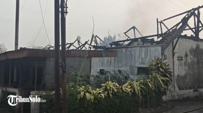 KEBAKARAN - Rumah terbakar. Sebanyak 12 unit rumah di Asrama Polisi (Aspol) Panularan, Laweyan, ludes terbakar, Jumat (31/7/2026). Dari sebanyak 12 unit rumah yang terdampak, 2 di antaranya merupakan rumah kosong.