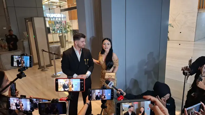 Dinar Candy diminta memperkenalkan pria yang datang bersamanya di resepsi pernikahan Nathalie Holscher - © KapanLagi.com/Mathias Purwanto