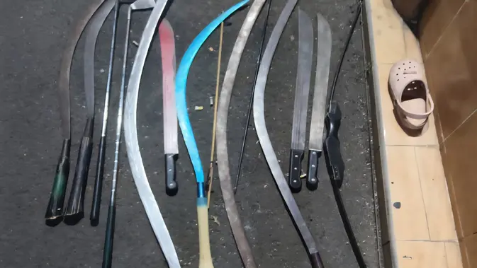Sejumlah senjata tajam yang dimiliki para remaja yang akan tawuran di wilayah Cimanggis, Depok. (Dok. Istimewa) Sejumlah senjata tajam yang dimiliki para remaja yang akan tawuran di wilayah Cimanggis, Depok. (Dok. Istimewa)