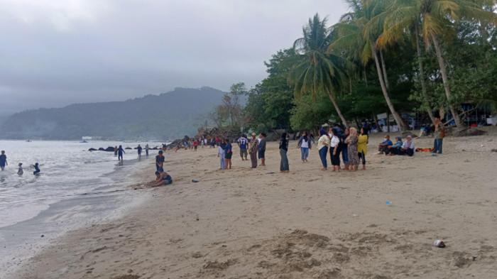 WISATAWAN - Pengunjung Pantai Mutiara Kabupaten Trenggalek Jawa TImur, sedang menikmati keindahan alam dengan hamparan pasir bersih, Sabtu (1/8/2026) Sabtu. Ombak yang tidak terlalu besar memungkinkan untuk bermain air, karena pantai ini berada di dalam Teluk Prigi.