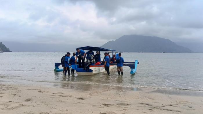 WISATAWAN - Pengunjung Pantai Mutiara Kabupaten Trenggalek Jawa TImur, sedang menikmati keindahan alam dengan hamparan pasir bersih, Sabtu (1/8/2026) Sabtu. Ombak yang tidak terlalu besar memungkinkan untuk bermain air, karena pantai ini berada di dalam Teluk Prigi.