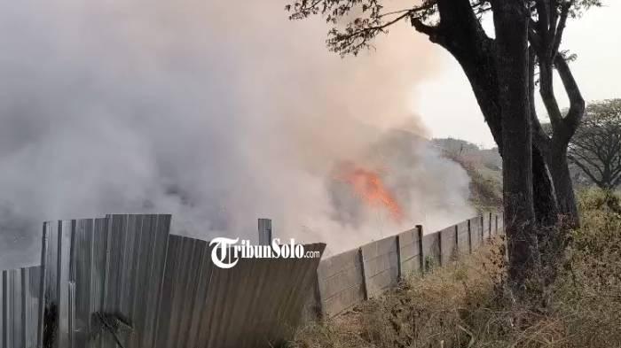 PEMADAMAN. TPA Troketon, Kecamatan Pedan, Kabupaten Klaten, Sabtu (1/8/2026). Lokasi tersebut terbakar dan kini sedang pemadaman.