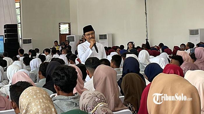 PERESMIAN: Menteri Sosial Republik Indonesia, Saifullah Yusuf memberikan sambutan saatpelaksanaan Masa Pengenalan Lingkungan Sekolah (MPLS) di Sekolah Rakyat Terintegrasi (SRT) 1 Kabupaten Sukoharjo, Sabtu (1/8/2026).