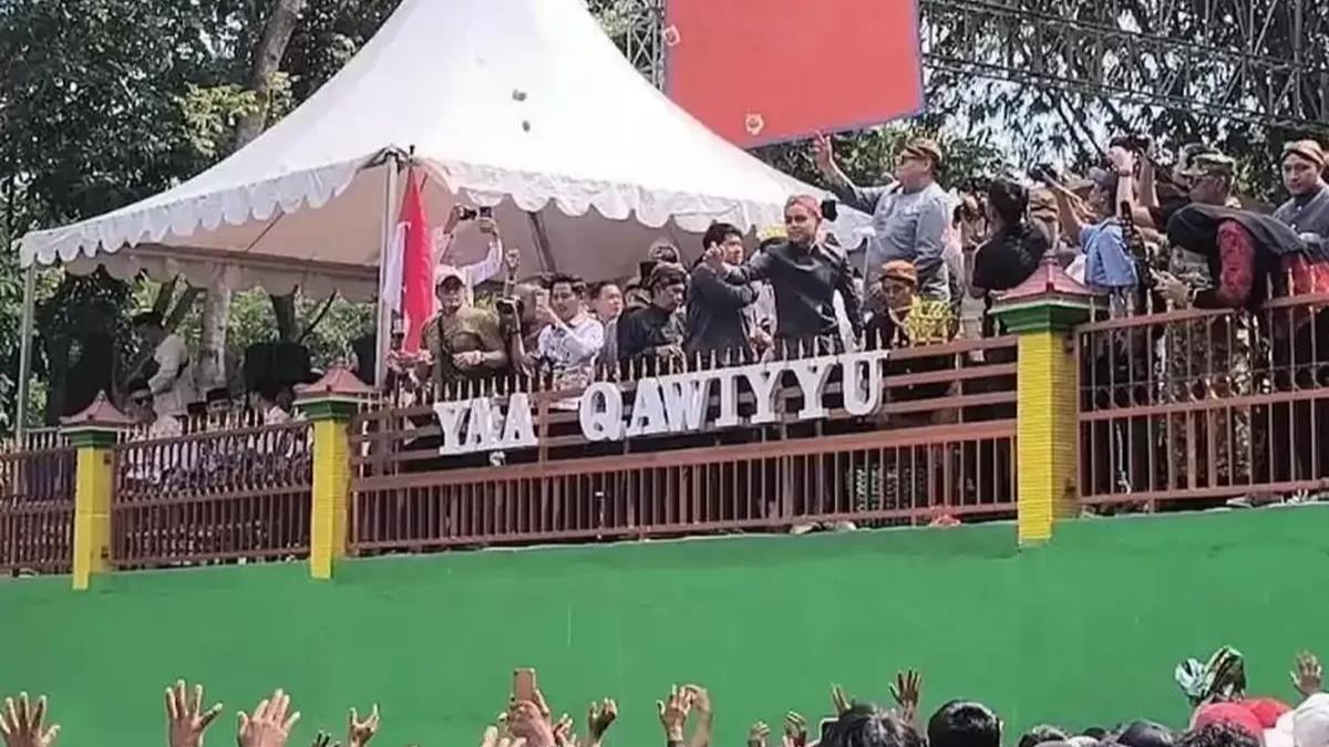 SEJARAH KLATEN - Tradisi Yaa Qowiyyu atau sebaran apem di Desa/Kecamatan Jatinom, Klaten, Jawa Tengah, pada Jumat, 31 Juli 2026.