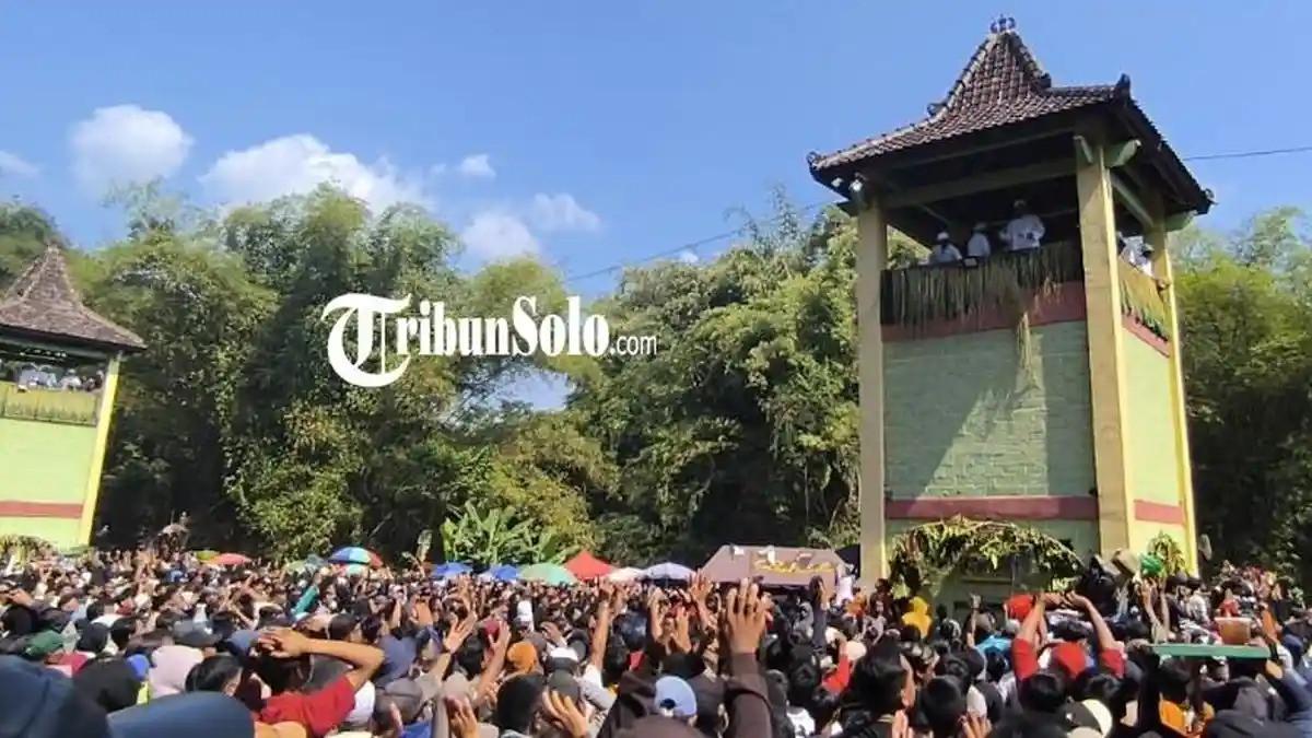 SEBARAN APEM - Warga memadati sebaran apem Saparan Yaa Qawiyyu, di Kelurahan/Kecamatan Jatinom, Kabupaten Klaten, Jawa Tengah, Jumat (8/8/2025). Beginilah asal-usul Kecamatan Jatinom yang merupakan kawasan bersejarah dan penuh tradisi.
