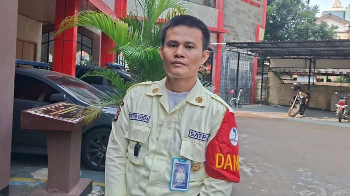 PINDAH KERJAAN - Fiktor Harefa, satpam proyek MRT yang viral usai terlibat cekcok dengan pengemudi mobil Toyota Alphard di kawasan Bundaran Hotel Indonesia (HI), saat memberikan keterangan di Mapolsek Metro Menteng, Jakarta Pusat pada Jumat (24/7/2026) sore. Meski masalahnya sudah selesai, tapi Fiktor mengajukan permintaan kepada Dedi Mulyadi untuk pindah kerja.