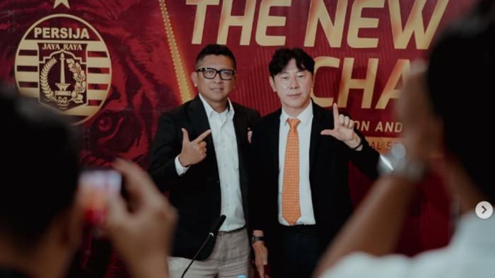 LATIH PERSIJA - Presiden Persija, Mohamad Panca bersama Shin Tae-yong dalam perkenalan pelatih baru Persija di Jakarta, Senin (8/6/2026). Prapanca mengatakan bahwa prekrutan STY merupakan bagian dari upaya Persija mempercepat proses pembangunan tim sekaligus mewujudkan target meraih gelar juara.