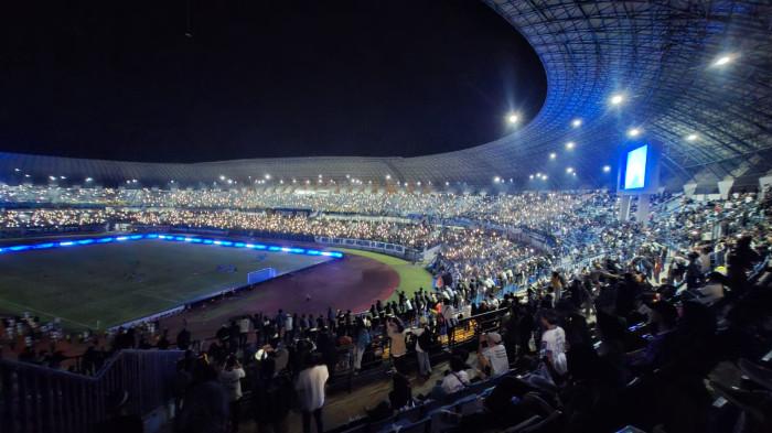 Pertandingan besar antara Persib Bandung dan Arema FC di Stadion Gelora Bandung Lautan Api, Kota Bandung, Jumat (24/4/2026).