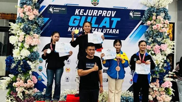 NAIK PODIUM - Tampak Nur Hafizah Z (tengah) saat meraih medali emas pada Kejurprov Gulat Kalimantan Utara belum lama ini. (istimewa/Nur Hafizah Z).