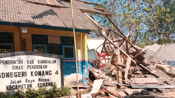 SEKOLAH AMBRUK - Gedung A SDN Konang 4 Kabupaten Bangkalan, Madura, yang difungsikan sebagai Ruang Kelas VI dan Ruang Guru ambruk pada Kamis (30/7/2026) sekitar pukul 11.00 WIB. Sebelum menumpang di Gedung A, Kantor Sekolah sudah ambruk terlebih dahulu. Kondisi Gedung B setali tiga uang, genteng sudah mulai berjatuhan.