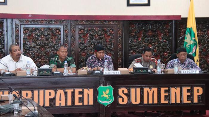 RAPAT - Bupati Sumenep, Achmad Fauzi Wongsojudo, saat pimpin rapat penentuan Titik Impas Harga Tembakau yang dihadiri Wakapolresta Sumenep, Kompol Haris Darma Sucipto, bersama unsur Forkopimda dan instansi terkait, Kamis (30/7/2026). Pemerintah daerah tidak akan membiarkan hasil jerih payah petani selama satu musim tanam dibayar dengan harga yang merugikan.