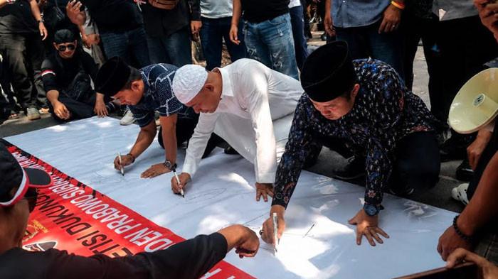 TANDA TANGAN - Sejumlah anggota DPRD Sampang terutama dari Fraksi NasDem dan Gerindra menandatangani lembaran petisi dukungan agar Presiden Prabowo Subianto melakukan klarifikasi dan permintaan maaf atas pernyataan soal 'Londo Ireng' ke sejumlah profesi, termasuk jurnalis, Jumat (31/7/2026).