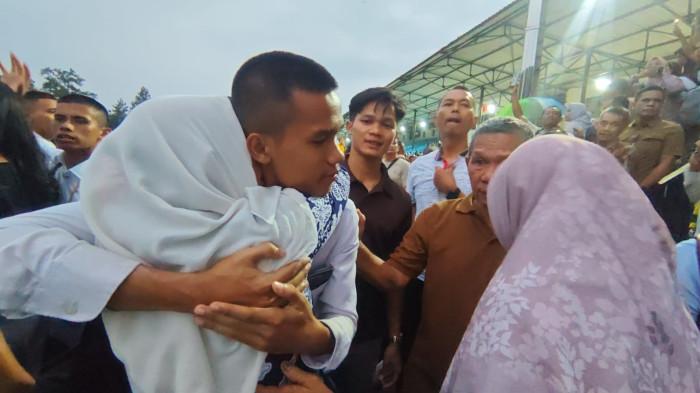 Faturhadi (tengah) berfoto bersama orang tua, kakak dan keluarga usai dinyatakan lolos sebagai Taruna Akademi Angkatan Laut (AAL). Putra petani asal Desa Nibung, Kecamatan Koba, Bangka Tengah