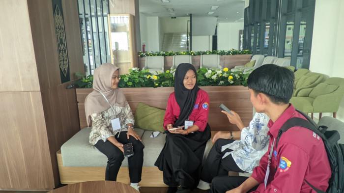 SISWA BERPRESTASI - Gitasya Maharani (jilbab hitam) saat ditemui TribunKaltara.com baru-baru ini di Tanjung Selor. Kenalkan inilah Gitasya Maharani (17), merupakan salah seorang siswa berprestasi SMK Negeri 1 Tanjung Palas Utara.
