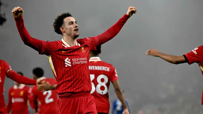 Di babak kedua, pada menit ke-49, Curtis Jones berhasil mencetak gol keunggulan untuk Liverpool atas Leicester City. (Paul ELLIS/AFP)