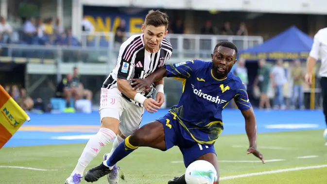 Francisco Conceicao berebut bola dengan Jean Daniel Akpa Akpro di laga Hellas Verona vs Juventus di pekan keempat Serie A 2025/2026 di Marcantonio Bentegodi, Sabtu (20/09/2025) malam WIB. (Paola Garbuioi/LaPresse via AP)