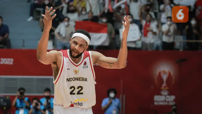 Pemain Timnas Basket Indonesia, Maruqes Tarrell Bolden melakukan selebrasi usai mencetak poin saat matchday kedua Grup A FIBA Asia Cup 2022 antara Timnas Basket Indonesia melawan Timnas Basket Yordania di Istora Senayan, Jakarta, Kamis (14/07/2022). (Bola.com/Bagaskara Lazuardi)