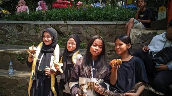 Komunitas Reptil Bandung yang berdiri sejak 2009 konsisten memberikan edukasi berkonsep edutainment kepada masyarakat dari berbagai tingkatan usia.