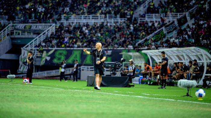 INSTRUKSI - Pelatih Persebaya Surabaya, Bernardo Tavares memberikan instriksi dari pinggir lapangan saat melawan Persija Jakarta pada laga perdana Grup B Piala Presiden 2026 di Stadion Gelora Bung Tomo (GBT), Minggu (27/6/2026) malam WIB. Persebaya berhasil menang tipis 1-0.