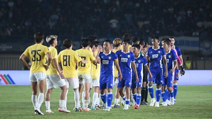 AWAL PERTANDINGAN - Para pemain Persib Bandung dengan skuad muda di laga pamungkas Grup A Piala Presiden melawan Tampines Rovers, Jumat (31/7/2026) di Gelora Bandung Lautan Api (GBLA). (KOMPAS.com/ADIL NURSALAM)