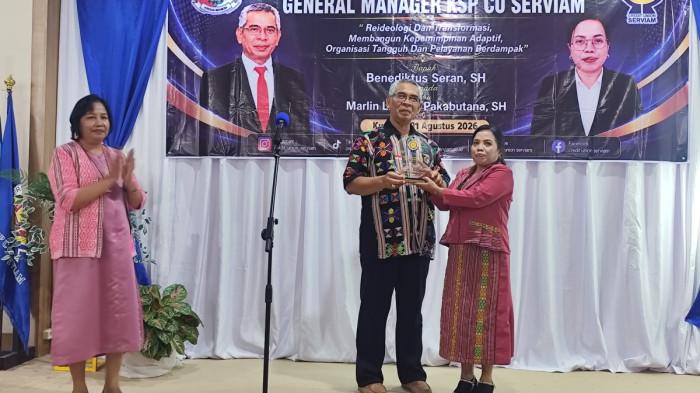 GM KSP CU Serviam Marlin Liamba Pakabutana bersama GM demisioner, Benediktus Seran