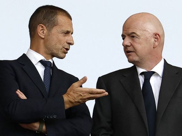 Presiden FIFA, Gianni Infantino (kanan) berbicara dengan Presiden UEFA, Aleksandar Ceferin, saat menyaksikan partai babak 16 besar Euro 2024 di Olympiastadion Berlin (29/6/2024).