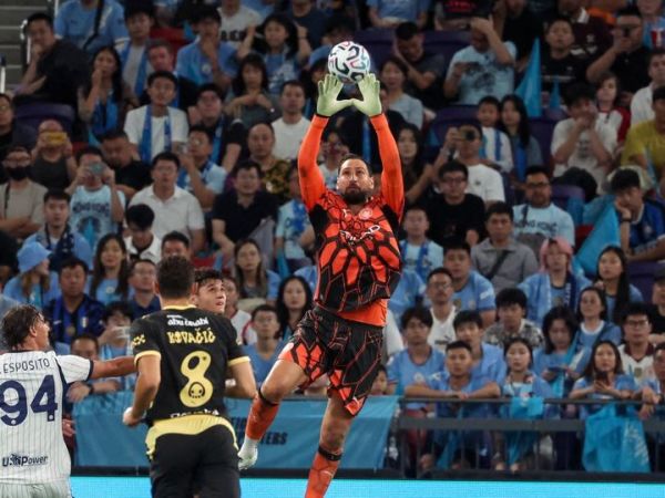 Aksi Gianluigi Donnarumma menangkap bola dalam laga Man City melawan Inter Milan pada agenda pramusim di Hong Kong Stadium (1/8/2026).
